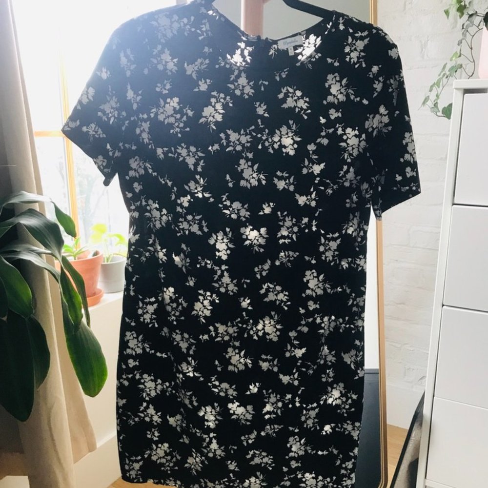 Cute black floral shift dress size S Marabelle